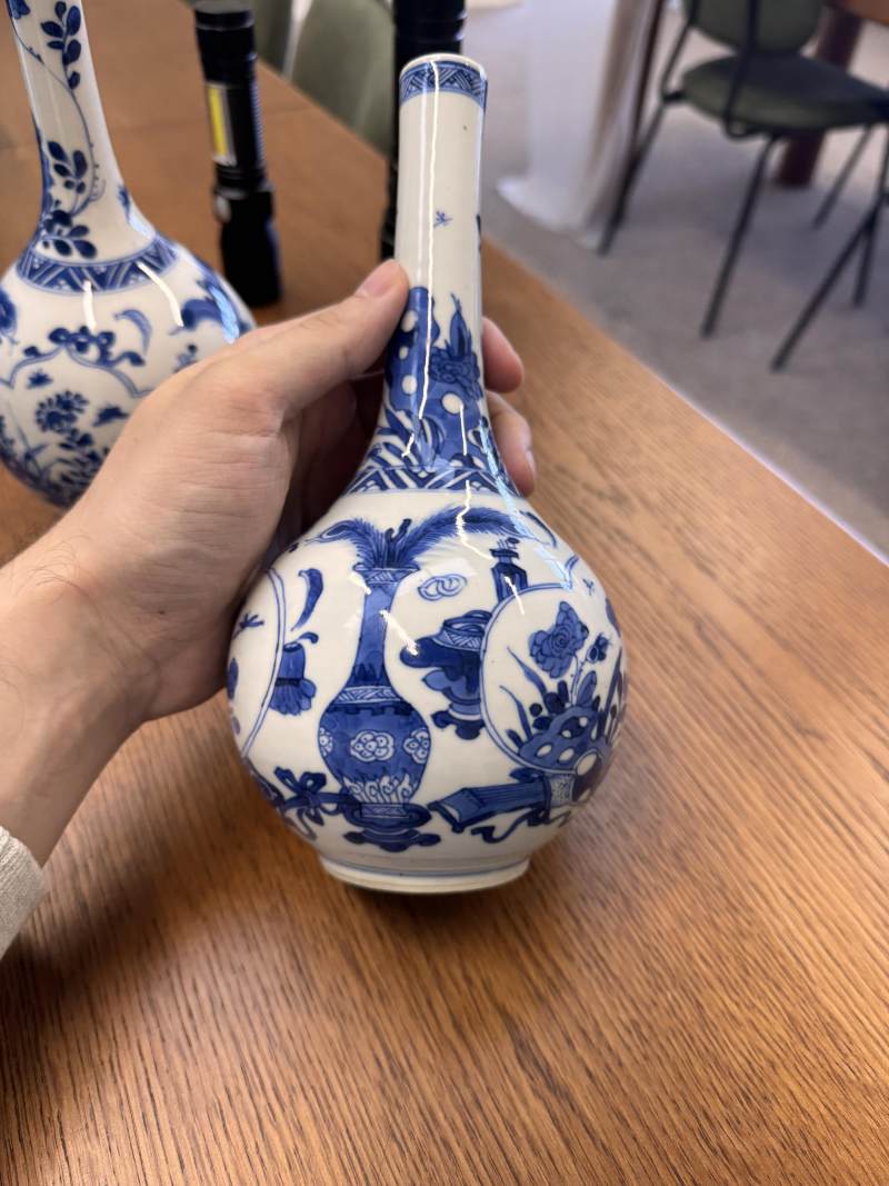 清康熙 青花花卉紋直頸瓶一對 | Santos Collection | A pair of Chinese blue and white bottle vases, Qing dynasty, Kangxi period - 图29