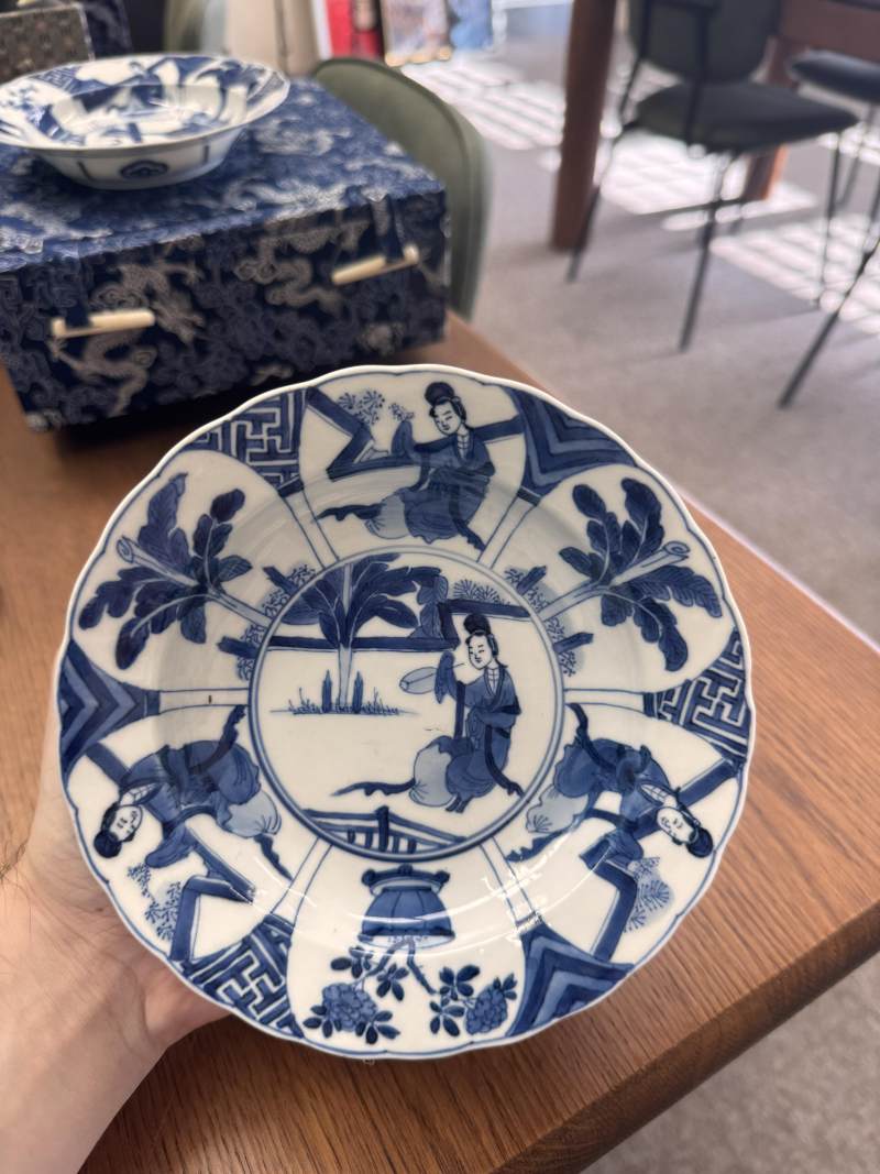 清康熙 青花長衣秀女圖盌一對 《大清康熙年製》款 | Santos Collection | A pair of Chinese blue and white 'Long Eliza' bowls, Qing dynasty, Kangxi mark and period - 图16