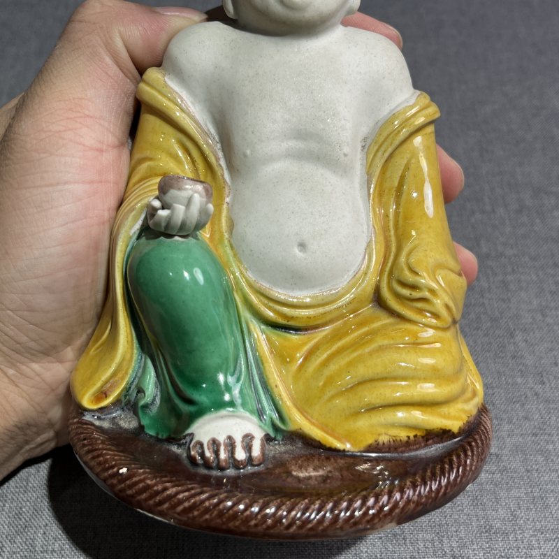 清早期素三彩弥勒造像 - 图6
