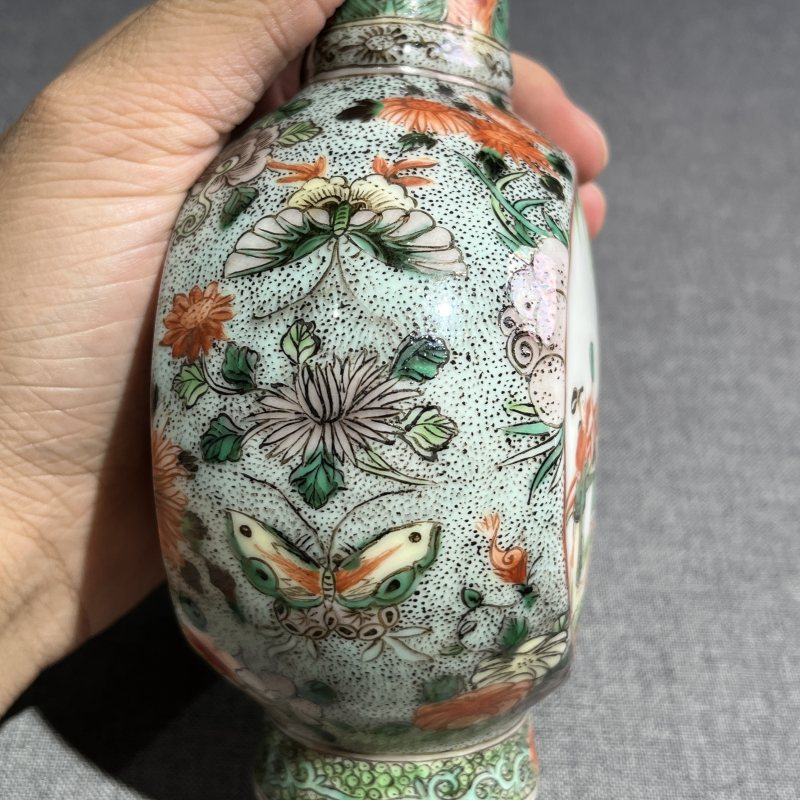 清晚期五彩人物抱月瓶一对 - 图13