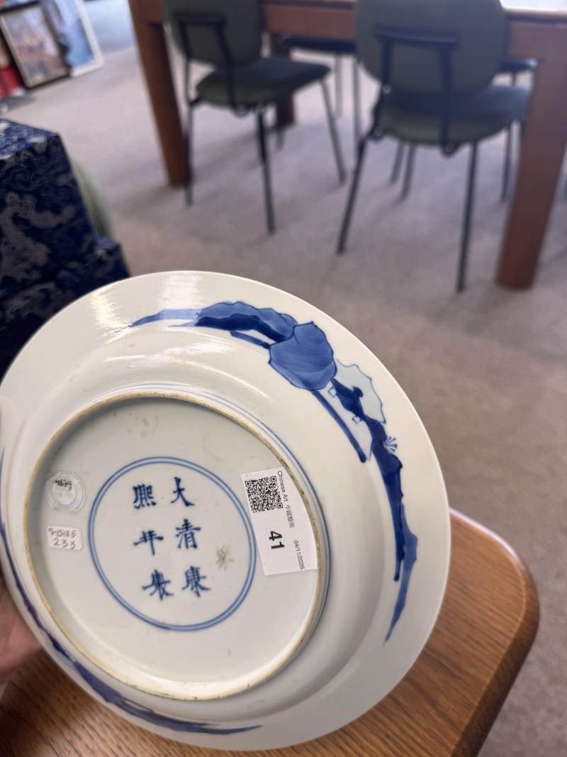 清康熙 青花仕女圖盤 《大清康熙年製》款 | Santos Collection | A Chinese blue and white 'ladies' dish, Qing dynasty, Kangxi mark and of the period - 图8