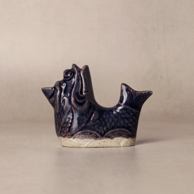 清康熙 素胎藍釉龍魚形水滴 | Santos Collection | A Chinese biscuit monochrome blue-glazed water dropper, Qing dynasty, Kangxi period - 图1