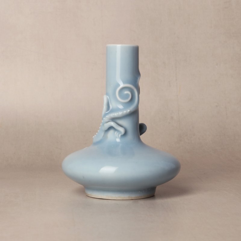 晚清／民國 天藍釉螭龍紋長頸瓶 《大清乾隆年製》款 | A fine Chinese monochrome clair-de-lune 'chilong' vase, late Qing dynasty / Republic period - 图3