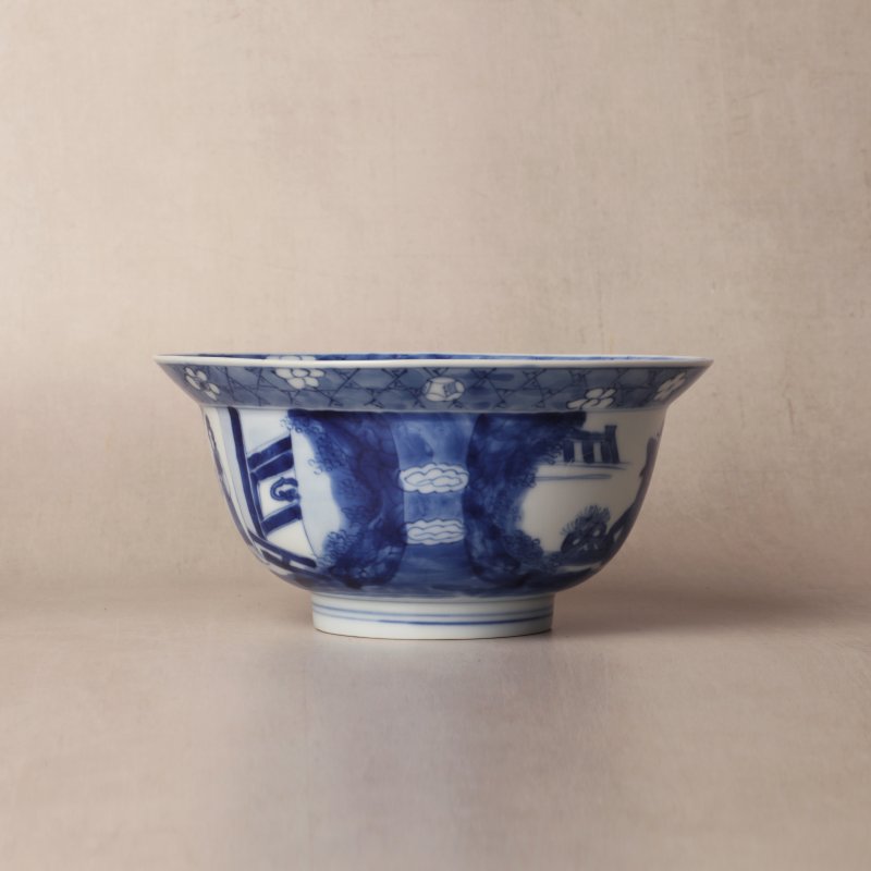 清康熙 青花仕女嬰戲圖折沿盌 《大清康熙年製》款 | Santos Collection | A Chinese blue and white klapmuts bowl, Qing dynasty, Kangxi mark and of the period - 图3