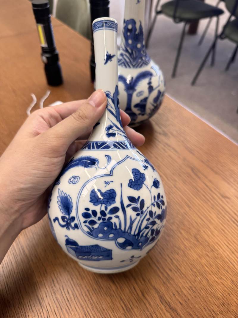 清康熙 青花花卉紋直頸瓶一對 | Santos Collection | A pair of Chinese blue and white bottle vases, Qing dynasty, Kangxi period - 图19