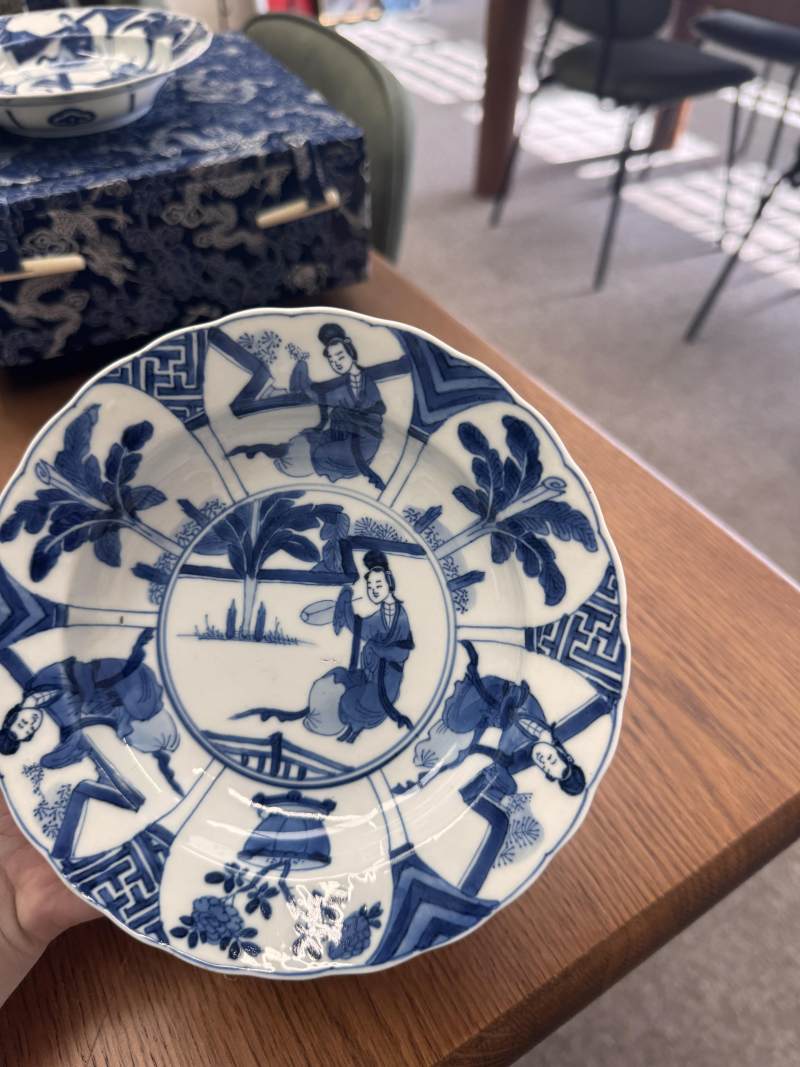 清康熙 青花長衣秀女圖盌一對 《大清康熙年製》款 | Santos Collection | A pair of Chinese blue and white 'Long Eliza' bowls, Qing dynasty, Kangxi mark and period - 图6