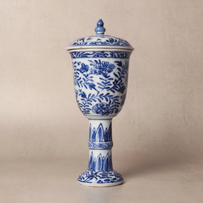 清康熙 青花花卉紋高足蓋盃 | Santos Collection | A Chinese blue and white goblet and cover, Qing dynasty, Kangxi period - 图12