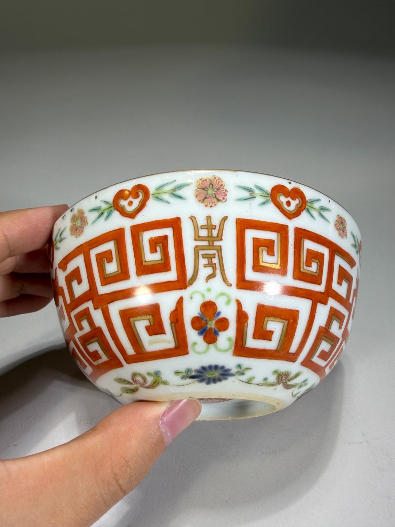 清嘉庆 粉彩夔龙纹卧足碗 - 图5