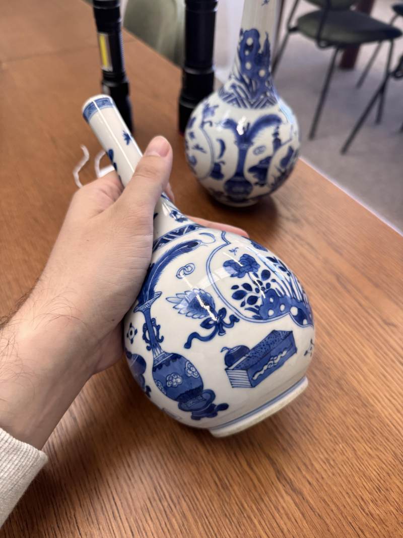 清康熙 青花花卉紋直頸瓶一對 | Santos Collection | A pair of Chinese blue and white bottle vases, Qing dynasty, Kangxi period - 图9