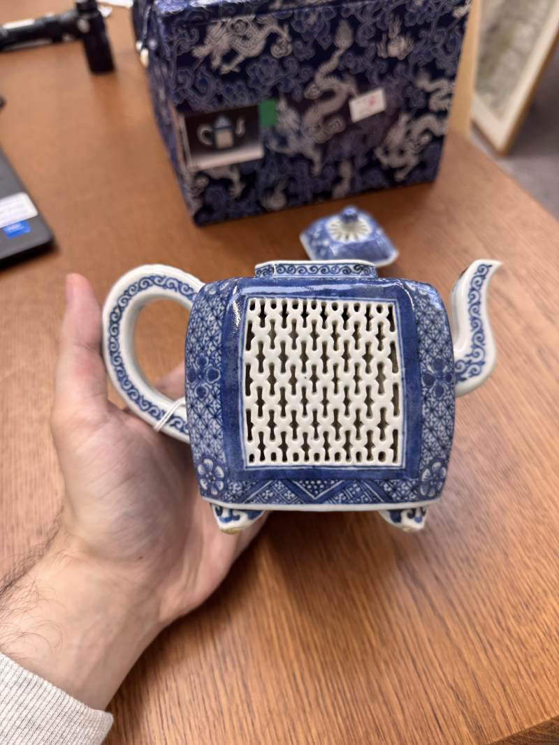 清乾隆 青花鏤空茶蓋壺 | Santos Collection | A Chinese export blue and white reticulated teapot and cover, Qing dynasty, Qianlong period - 图7