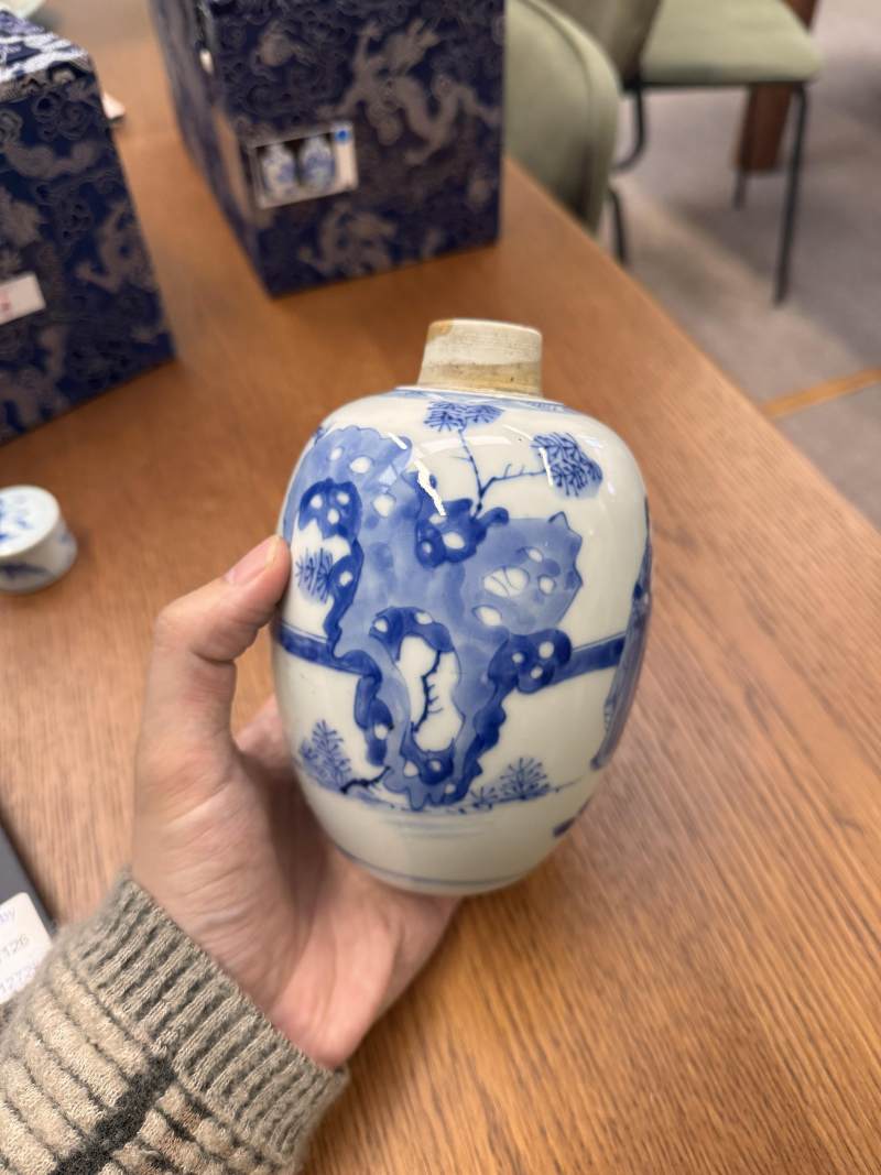 清康熙 青花仕女圖蓋罐一對 | Santos Collection | A pair of Chinese blue and white 'ladies' jars and covers, Qing dynasty, Kangxi period - 图33