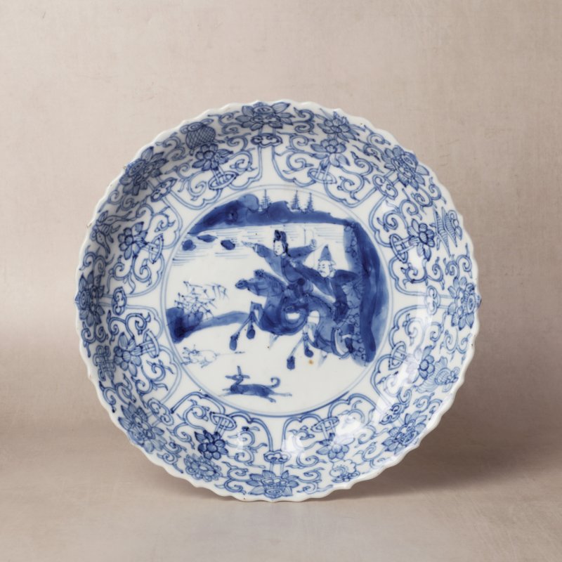 清康熙 青花狩獵圖盤 《大明成化年製》款 | Santos Collection | A Chinese blue and white 'hunting scene' dish, Qing dynasty, Kangxi period