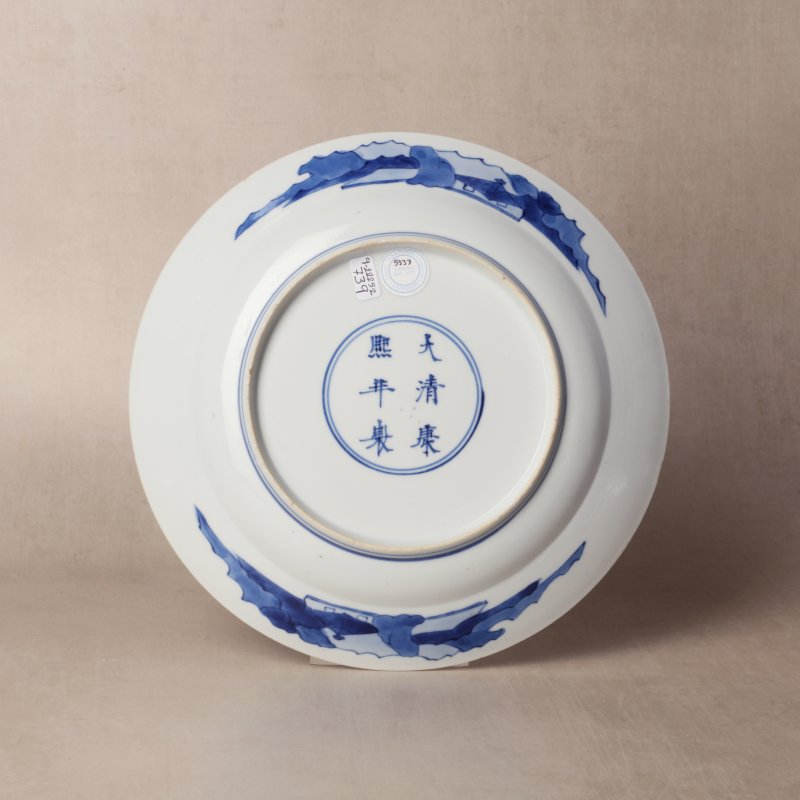 清康熙 青花仕女圖盤一對 《大清康熙年製》款 | Santos Collection | A pair of Chinese blue and white 'ladies' dishes, Qing dynasty, Kangxi mark and of the period - 图12