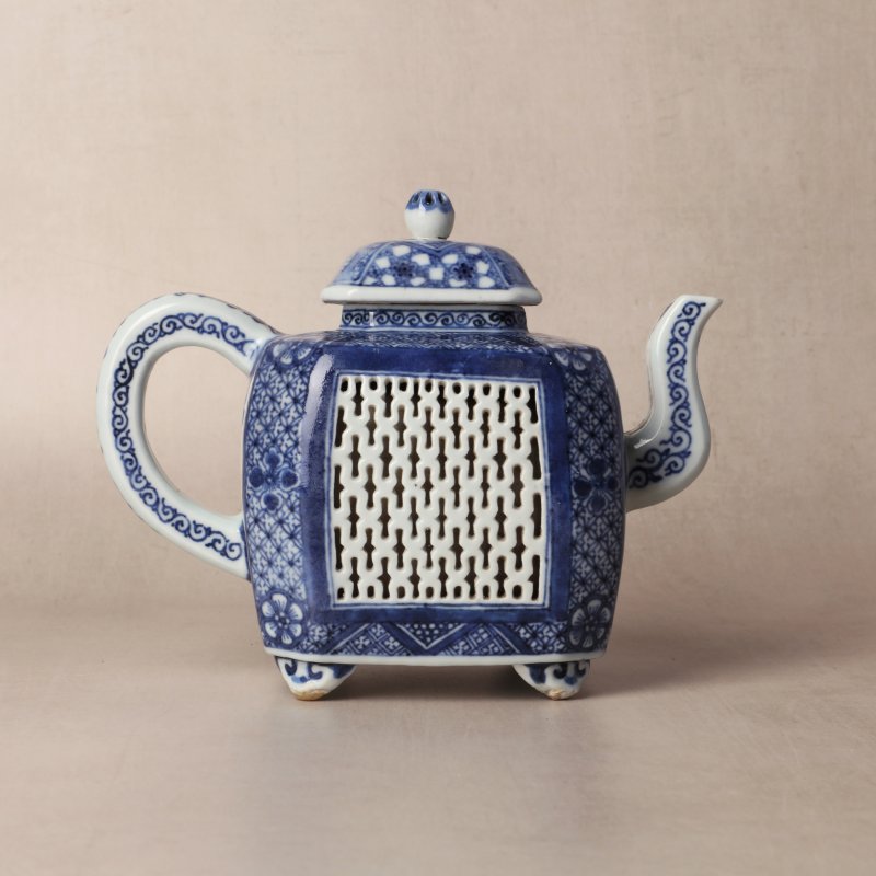 清乾隆 青花鏤空茶蓋壺 | Santos Collection | A Chinese export blue and white reticulated teapot and cover, Qing dynasty, Qianlong period - 图17