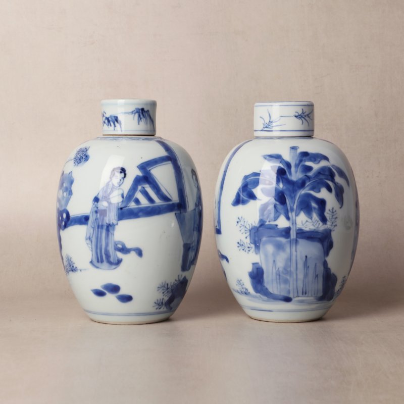 清康熙 青花仕女圖蓋罐一對 | Santos Collection | A pair of Chinese blue and white 'ladies' jars and covers, Qing dynasty, Kangxi period - 图23