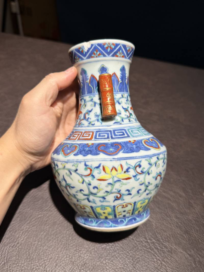 清乾隆 斗彩缠枝莲纹贯耳尊 - 图5