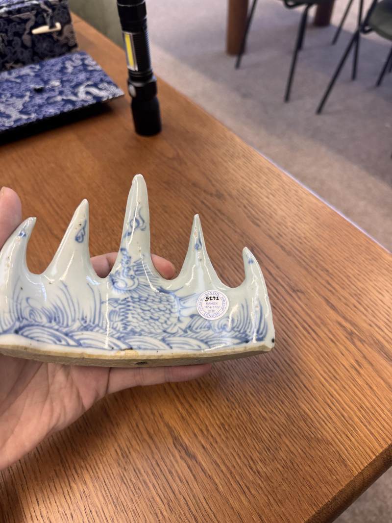 清康熙 青花花卉紋山形筆擱 | Santos Collection | A Chinese blue and white 'mountain' brush rest, Qing dynasty, Kangxi period - 图4