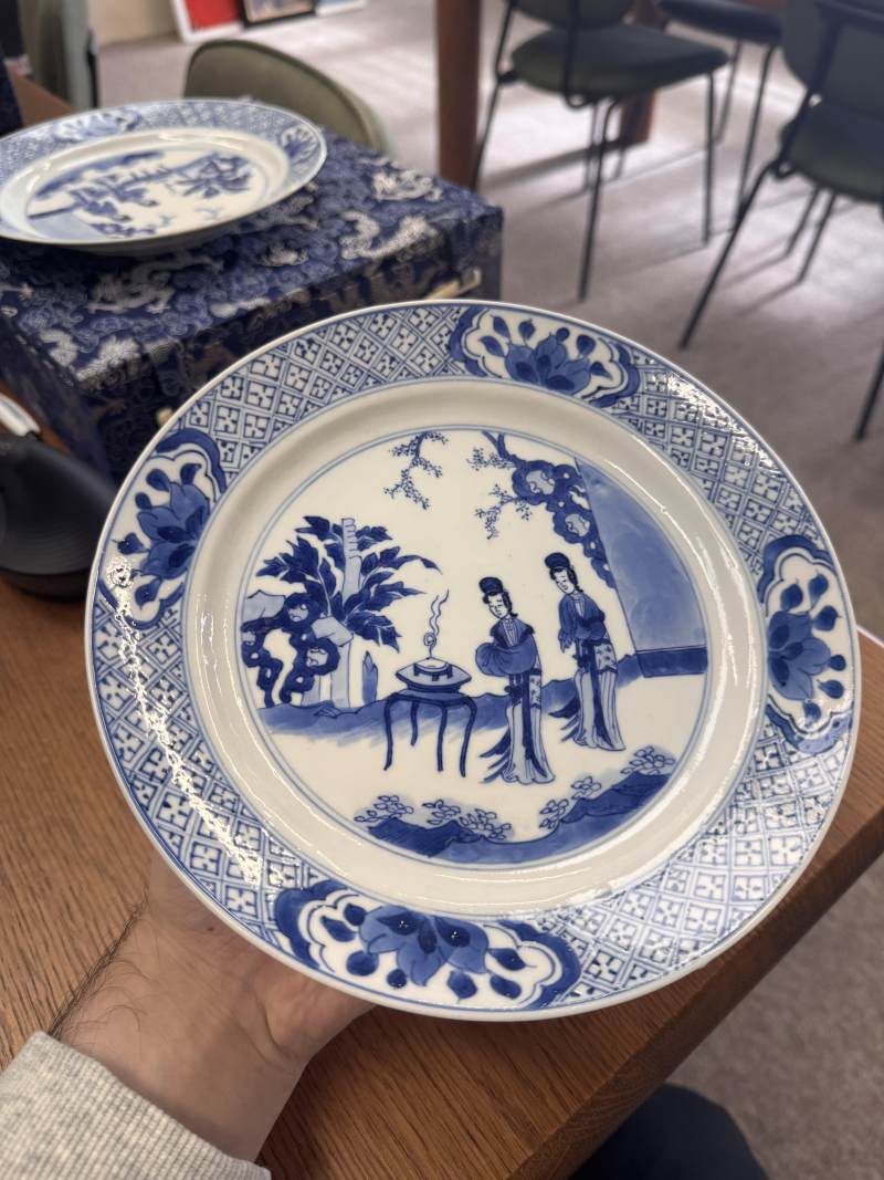 清康熙 青花仕女圖盤一對 《大清康熙年製》款 | Santos Collection | A pair of Chinese blue and white 'ladies' dishes, Qing dynasty, Kangxi mark and of the period - 图2