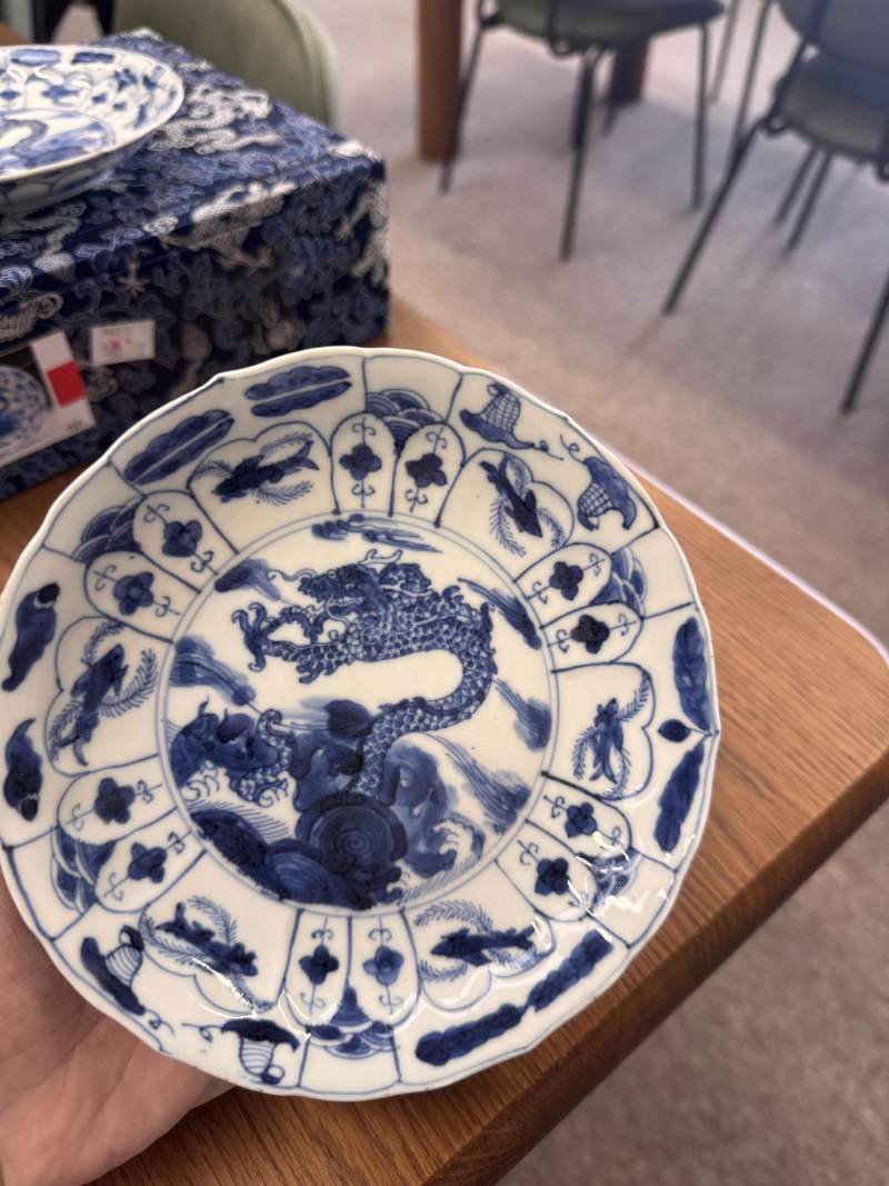 清康熙 青花躍龍紋盤一對 | Santos Collection | Two Chinese blue and white 'leaping dragon' dishes, Qing dynasty, Kangxi period - 图9