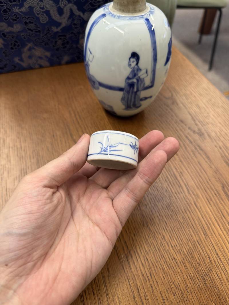 清康熙 青花仕女圖蓋罐一對 | Santos Collection | A pair of Chinese blue and white 'ladies' jars and covers, Qing dynasty, Kangxi period - 图13