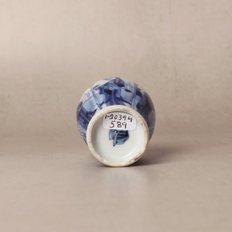 清康熙 青花仕女圖小瓶 | Santos Collection | A small Chinese blue and white 'ladies' vase, Qing dynasty, Kangxi period - 图6