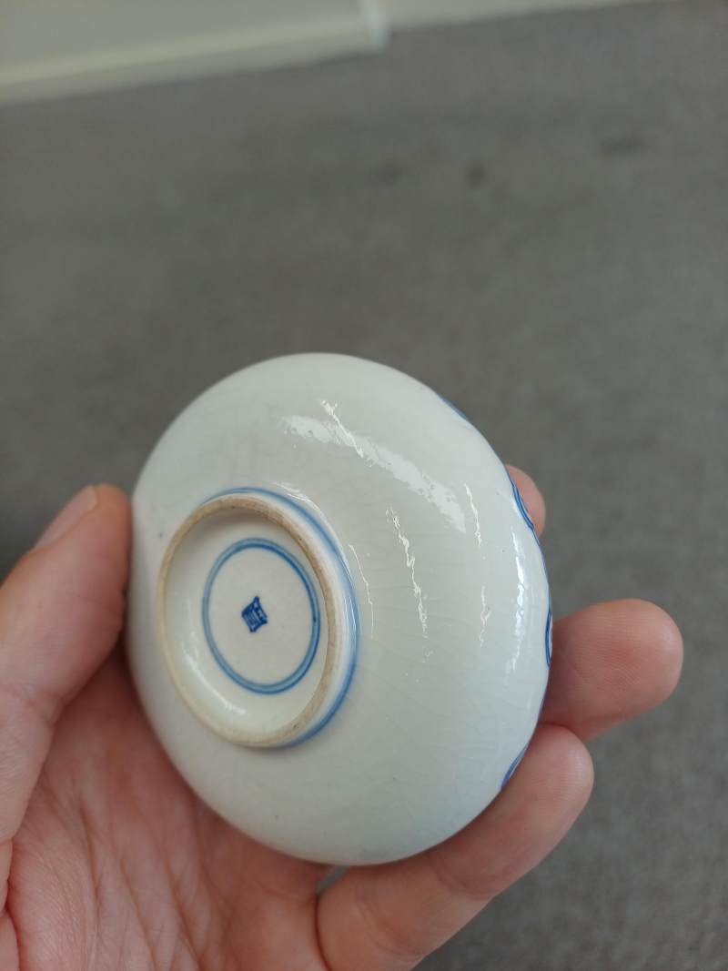清康熙 漿胎青花樂釣圖蓋盒 | Santos Collection | A Chinese soft paste blue and white box and cover, Qing dynasty, Kangxi period - 图4