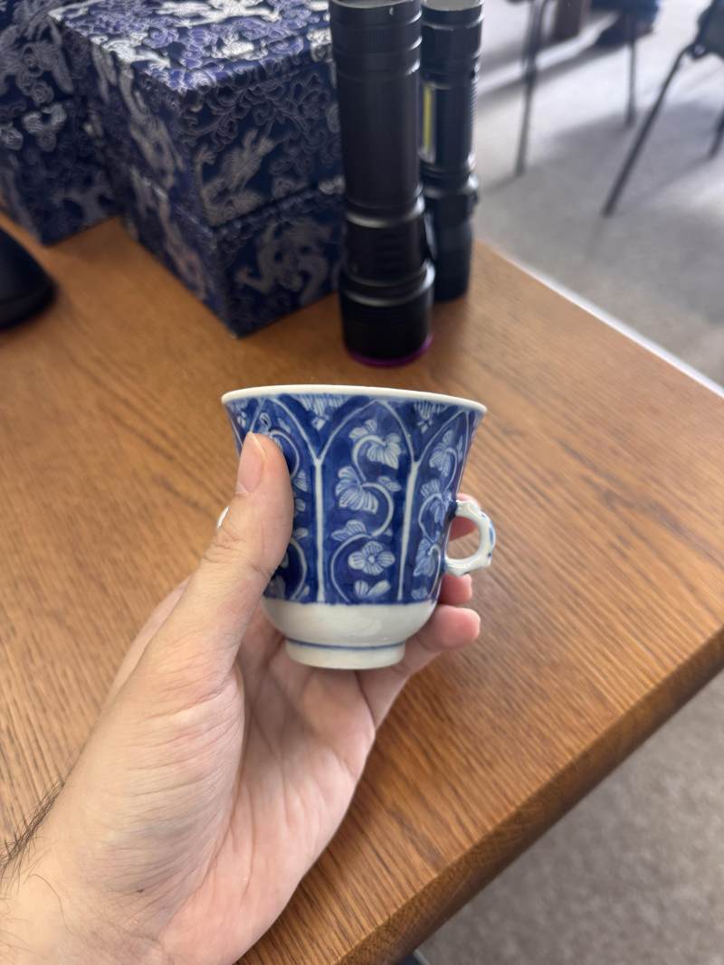 清康熙 青花花卉紋雙耳盃 | Santos Collection | A Chinese blue and white chocolate cup, Qing dynasty, Kangxi period - 图9