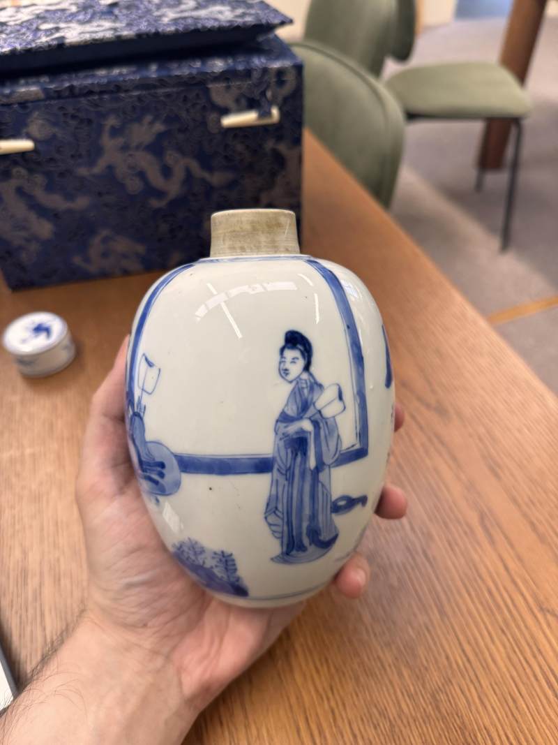 清康熙 青花仕女圖蓋罐一對 | Santos Collection | A pair of Chinese blue and white 'ladies' jars and covers, Qing dynasty, Kangxi period - 图3