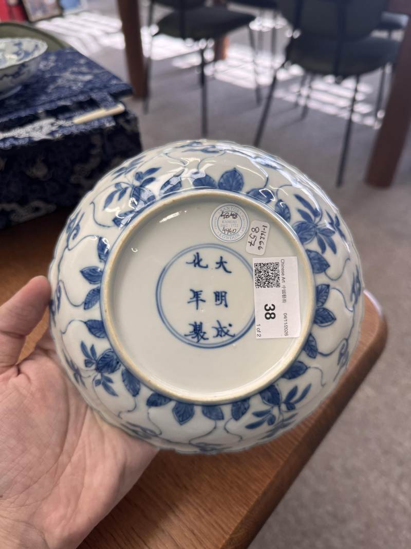 清康熙 青花模印仕女圖盤一對 《大明成化年製》款 | Santos Collection | A pair of Chinese blue and white moulded 'ladies' dishes, Qing dynasty, Kangxi period - 图11