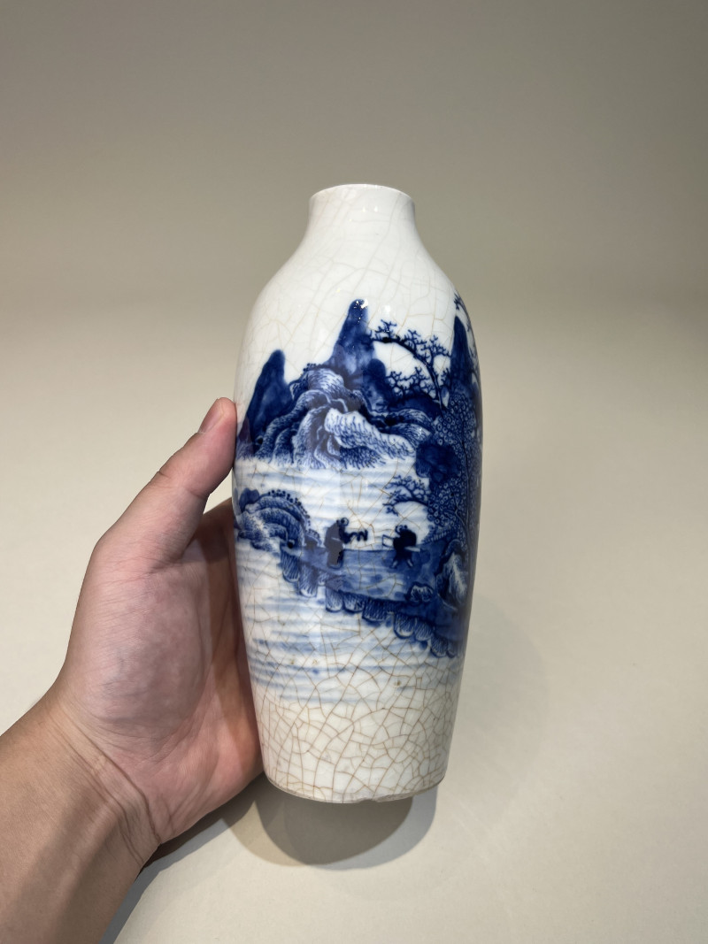 清乾隆 浆胎青花山水人物瓶 - 图3