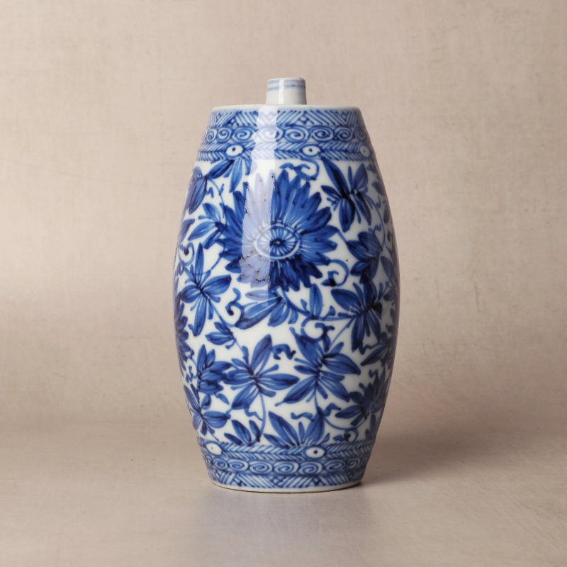 清康熙 青花纏枝花卉紋瓶 | Santos Collection | A Chinese blue and white 'spirit' bottle, Qing dynasty, Kangxi period - 图3