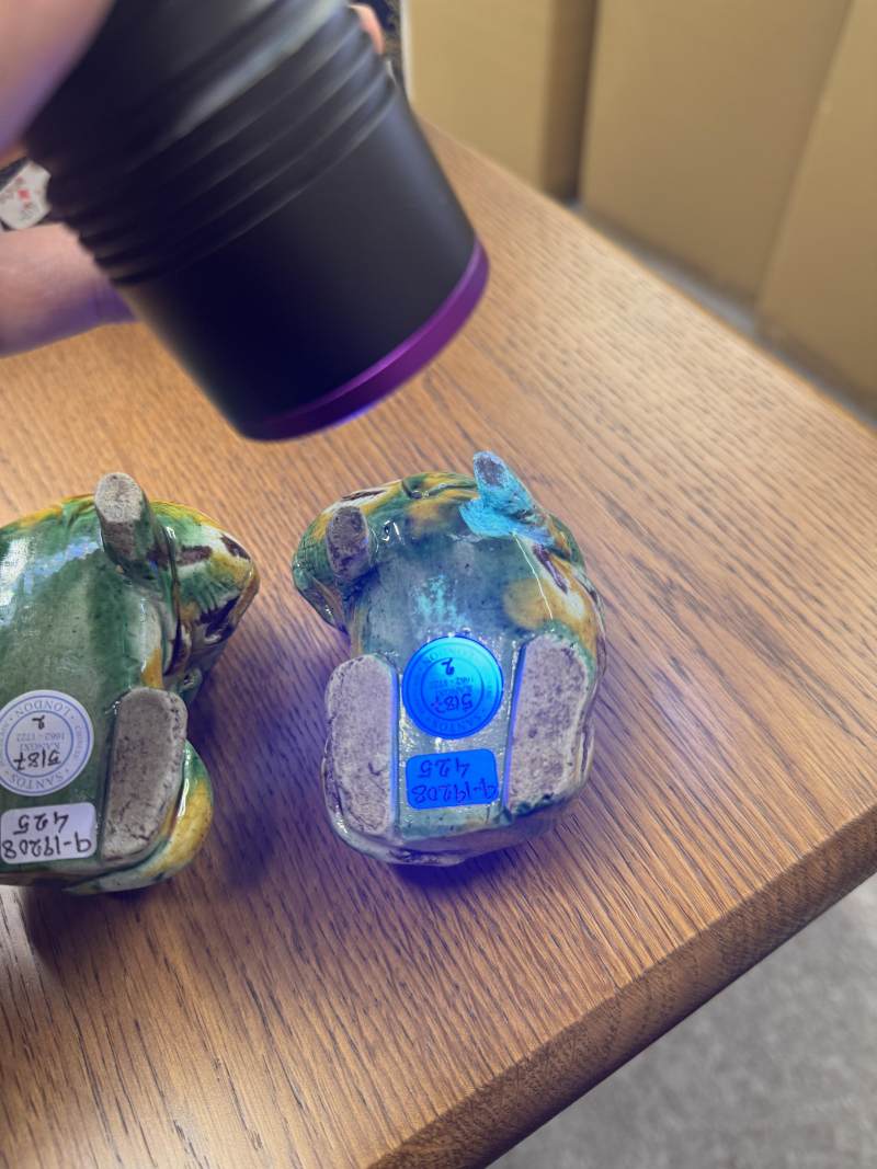 清康熙 卵白綠釉瑞獸像一對 | Santos Collection | A pair of Chinese egg and spinach-glazed 'mythical beast' figures, Qing dynasty, Kangxi period - 图17