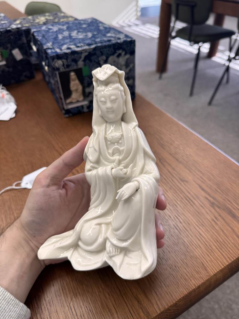 清十八世紀 德化白釉觀音坐像 | Santos Collection | A Chinese dehua figure of Guanyin, Qing dynasty, 18th century - 图9