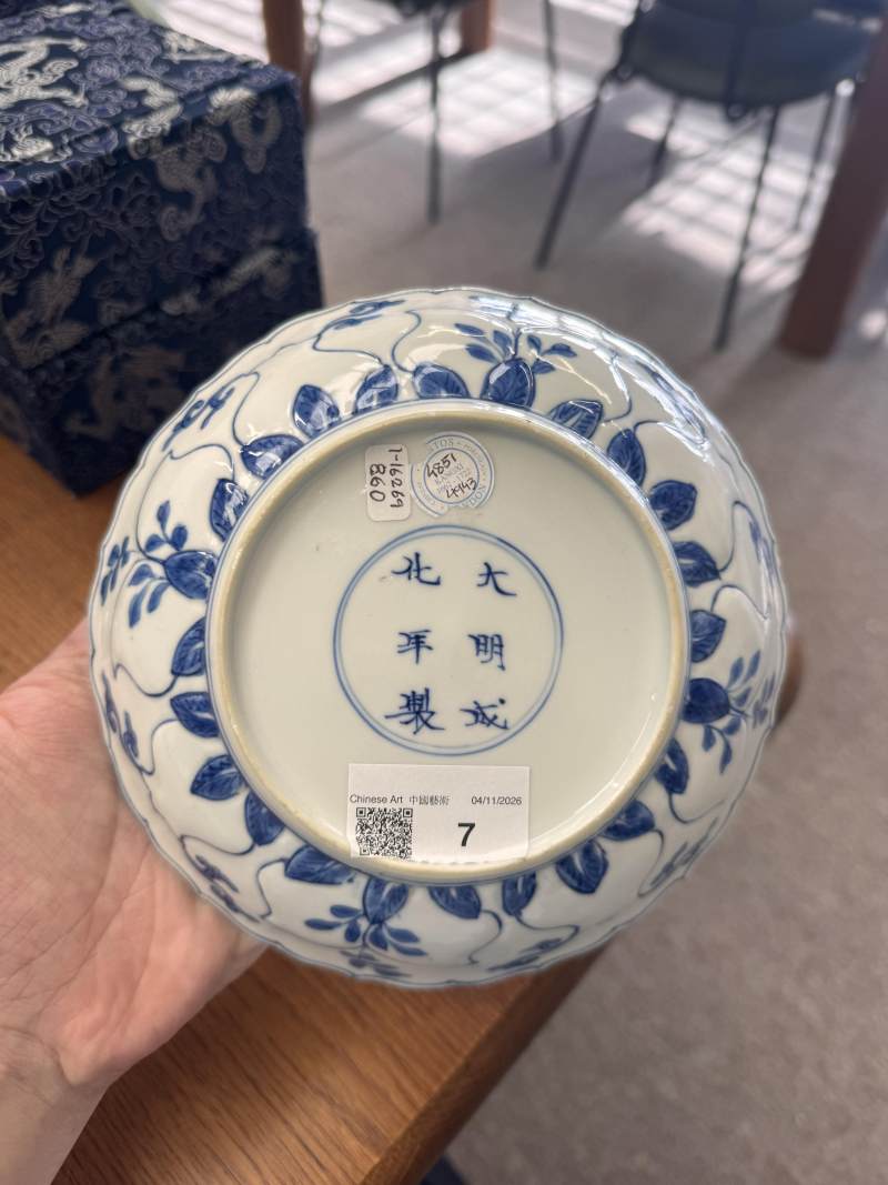 清康熙 青花模印仕女圖盤 《大明成化年製》款 | Santos Collection | A Chinese blue and white moulded 'ladies' dish, Qing dynasty, Kangxi period - 图5