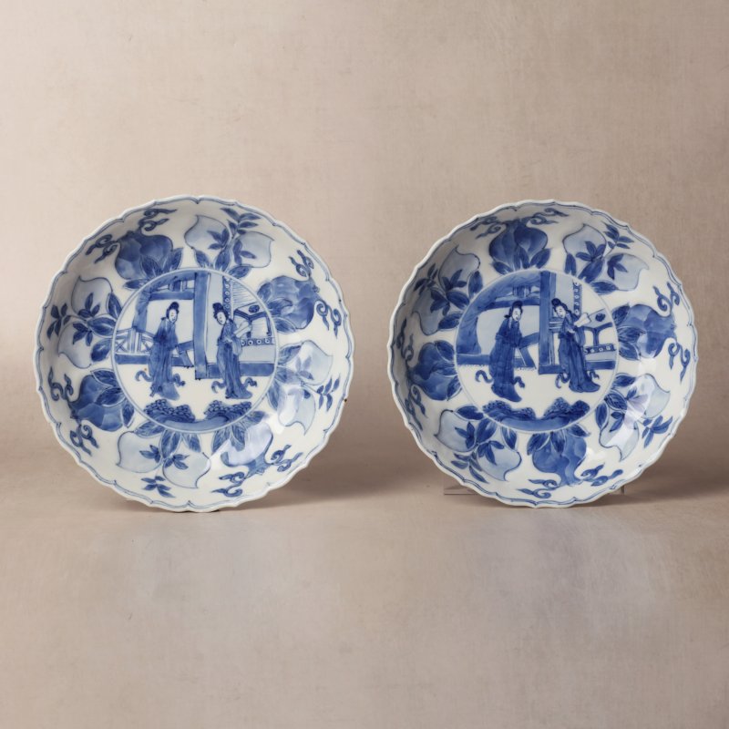 清康熙 青花模印仕女圖盤一對 《大明成化年製》款 | Santos Collection | A pair of Chinese blue and white moulded 'ladies' dishes, Qing dynasty, Kangxi period - 图1