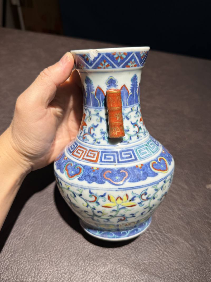 清乾隆 斗彩缠枝莲纹贯耳尊 - 图6