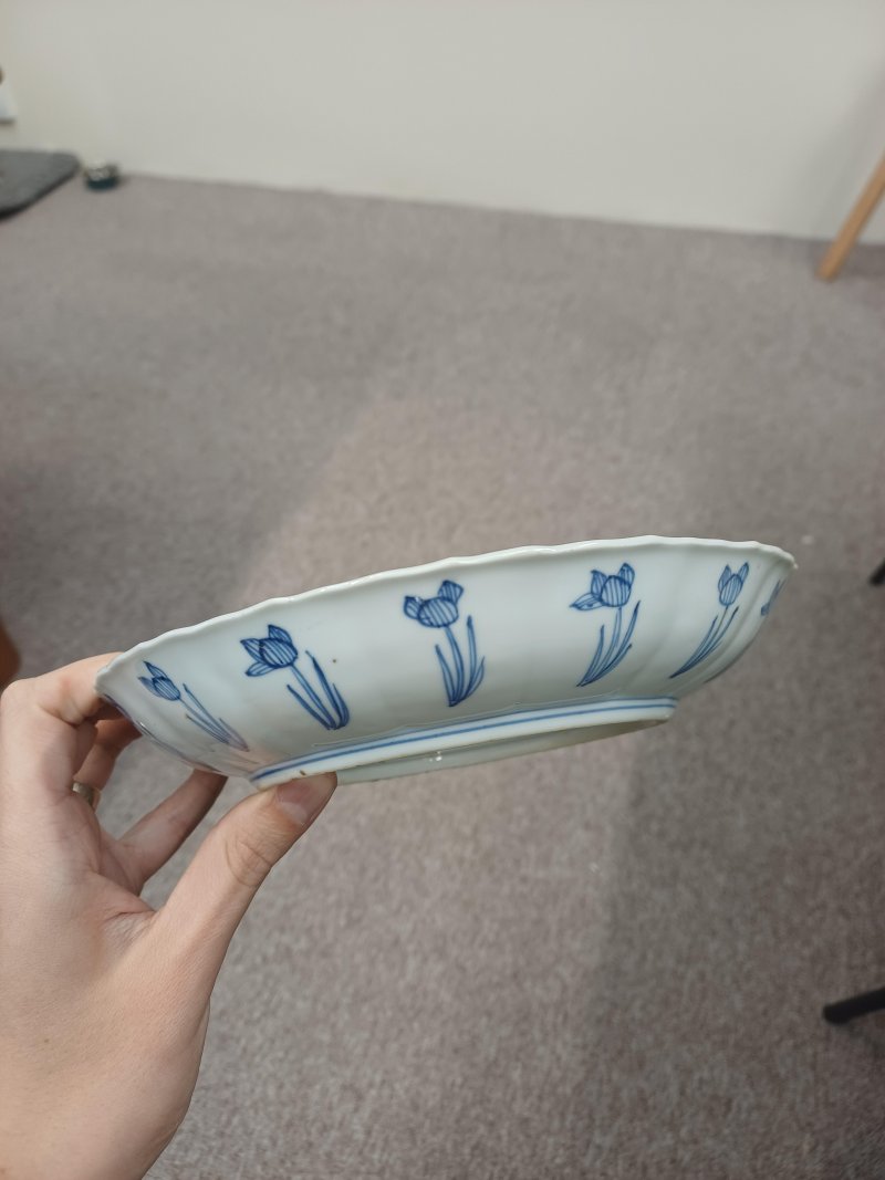 清康熙 青花狩獵圖盤 《大明成化年製》款 | Santos Collection | A Chinese blue and white 'hunting scene' dish, Qing dynasty, Kangxi period - 图2