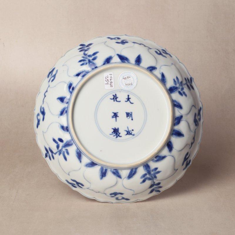 清康熙 青花模印仕女圖盤一對 | Santos Collection | Two Chinese blue and white moulded 'ladies' dishes, Qing dynasty, Kangxi period - 图12