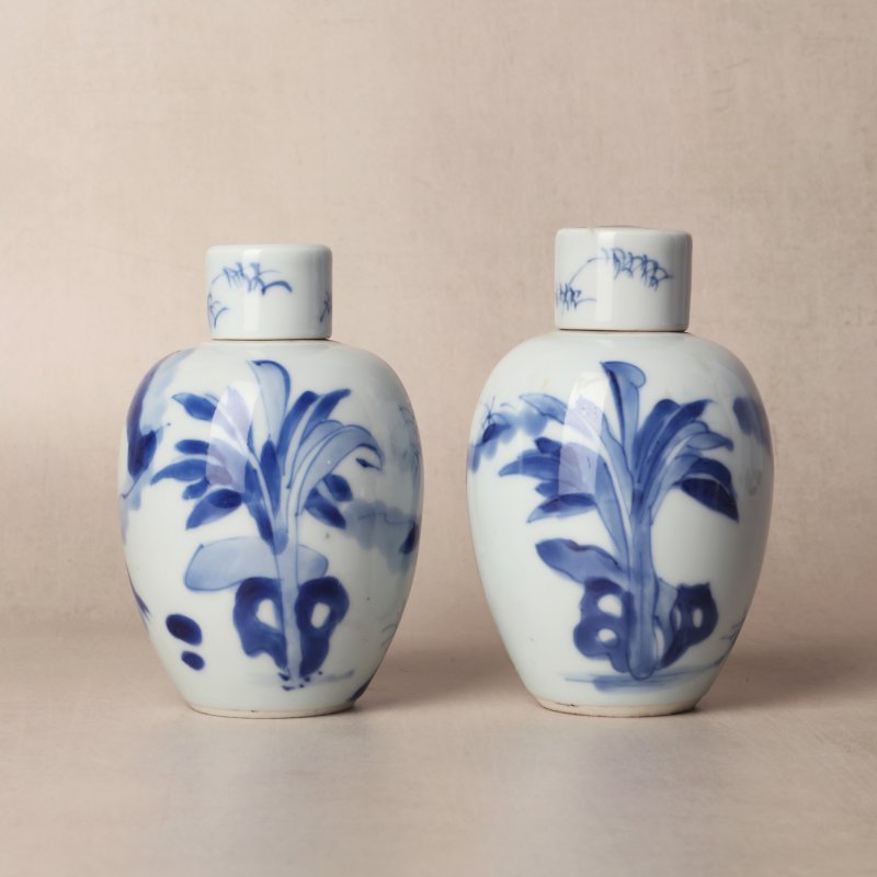 清康熙 青花仕女圖蓋罐一對 | Santos Collection | A pair of Chinese blue and white 'ladies' jars and covers, Qing dynasty, Kangxi period - 图2