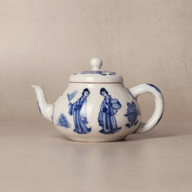 清康熙 漿胎青花仕女圖小茶蓋壺 《玉》款 | Santos Collection | A small Chinese soft-paste blue and white teapot and cover, Qing dynasty, Kangxi period - 图1