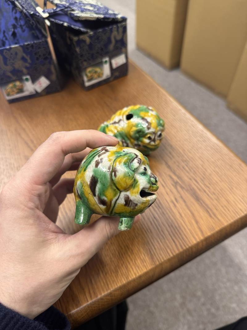 清康熙 卵白綠釉瑞獸像一對 | Santos Collection | A pair of Chinese egg and spinach-glazed 'mythical beast' figures, Qing dynasty, Kangxi period - 图7