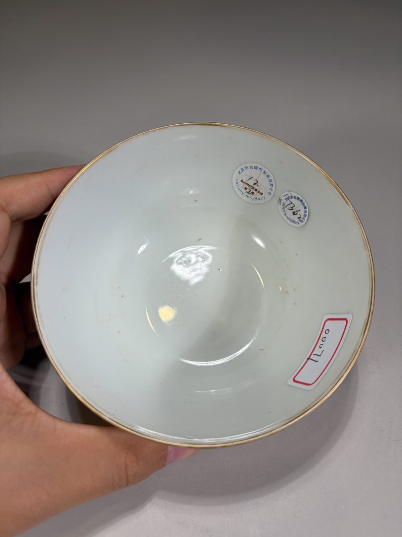 清嘉庆 粉彩夔龙纹卧足碗 - 图7