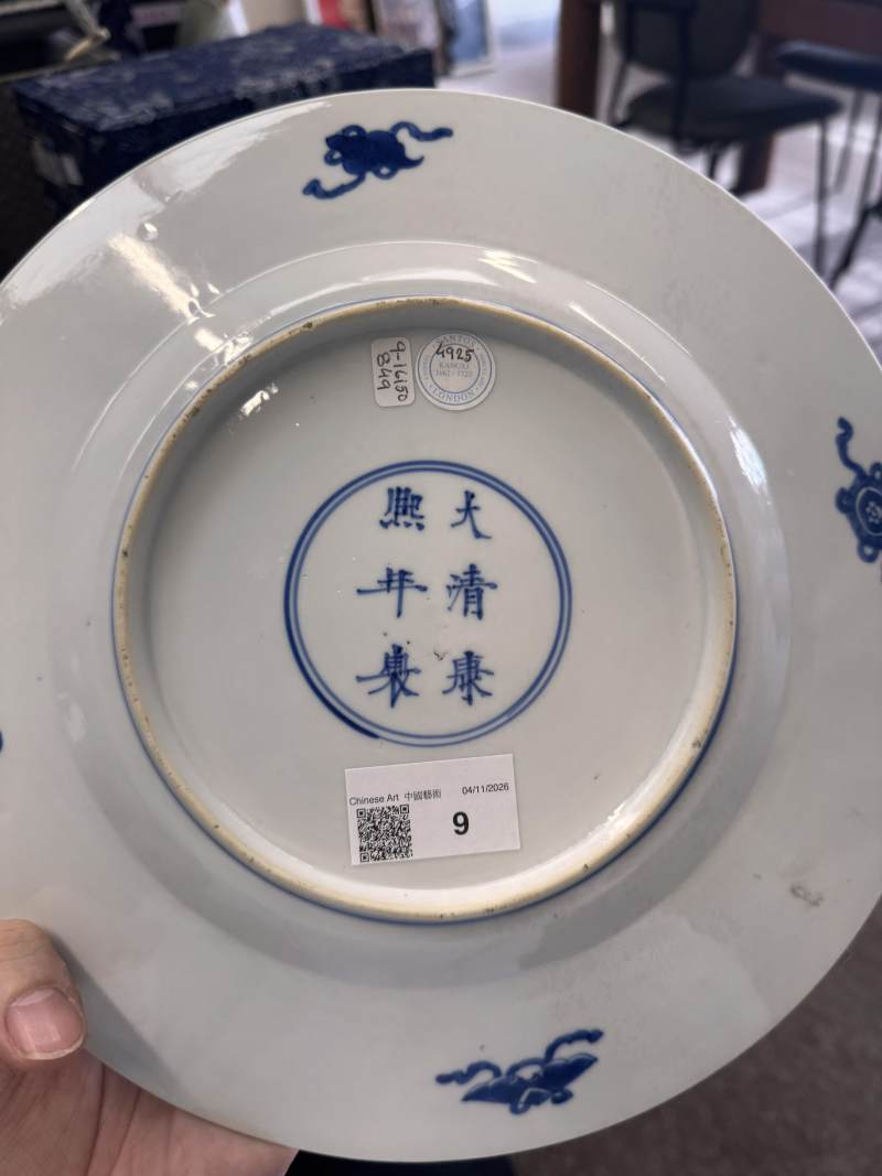 清康熙 青花人物圖盤 《大清康熙年製》款 | Santos Collection | A fine Chinese blue and white 'figural' dish, Qing dynasty, Kangxi mark and of the period - 图7