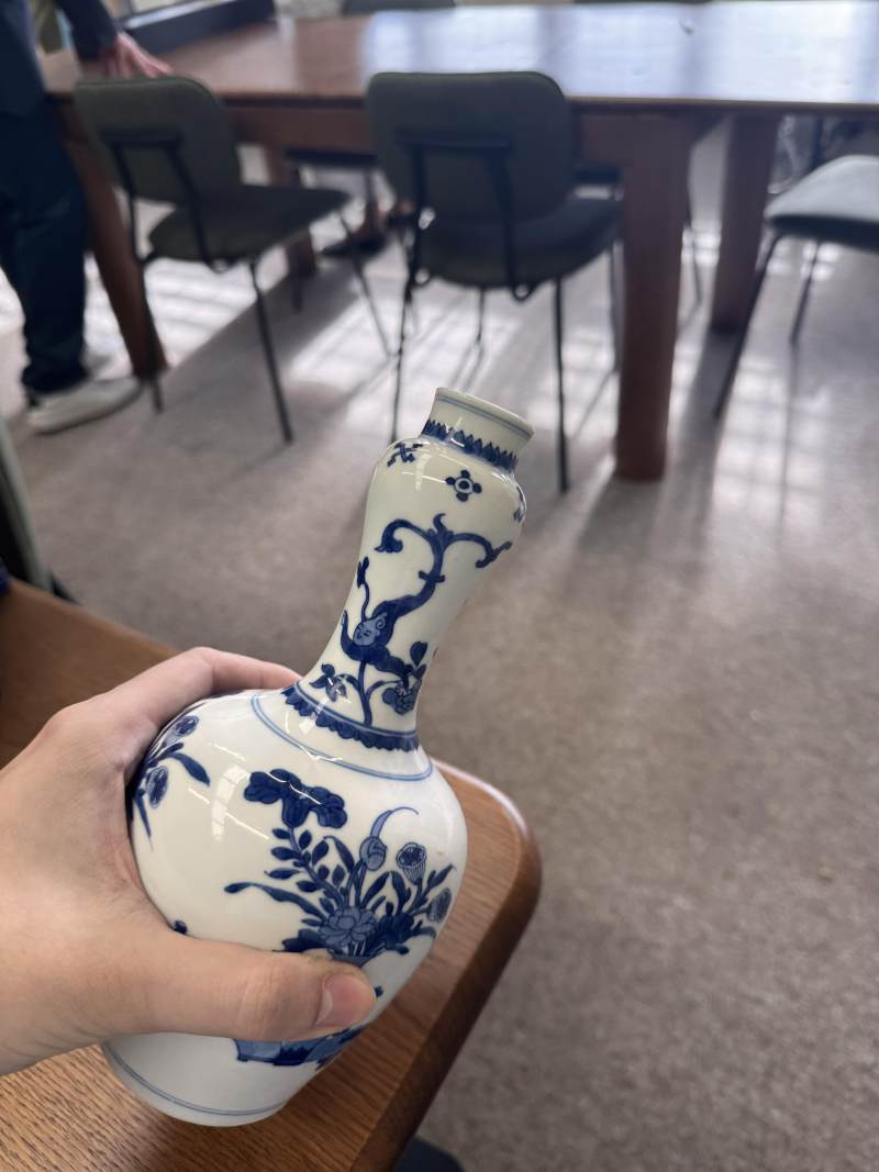 清康熙 青花花卉紋蒜頭瓶 | Santos Collection | A Chinese blue and white garlic-mouth vase, Qing dynasty, Kangxi period - 图10