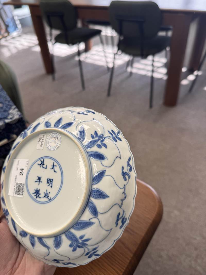清康熙 青花模印仕女圖盤一對 | Santos Collection | Two Chinese blue and white moulded 'ladies' dishes, Qing dynasty, Kangxi period - 图2