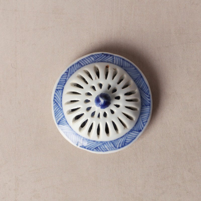 清康熙 青花鏤空花卉紋茶蓋壺 | Santos Collection | A Chinese blue and white reticulated teapot and cover, Qing dynasty, Kangxi period - 图6