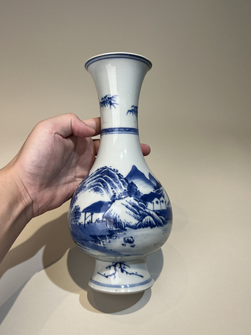 清雍正 青花山水人物撇口瓶 - 图5