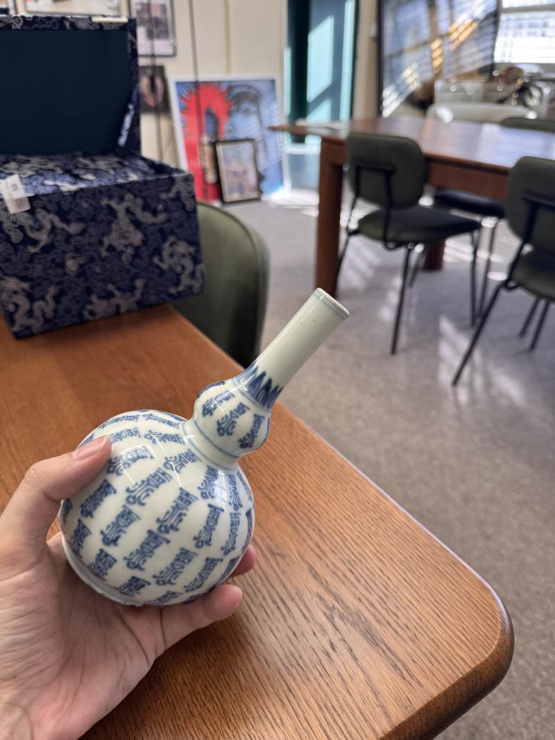 清康熙 青花壽字葫蘆瓶 | Santos Collection | A Chinese blue and white double-gourd 'shou' vase, Qing dynasty, Kangxi period - 图3