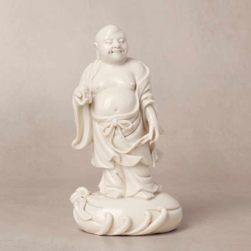 晚清 德化窯白釉布袋和尚立像 《何朝春製》款 | A Chinese blanc-de-chine figure of Budai, late Qing dynasty, He Chaochun mark - 图1