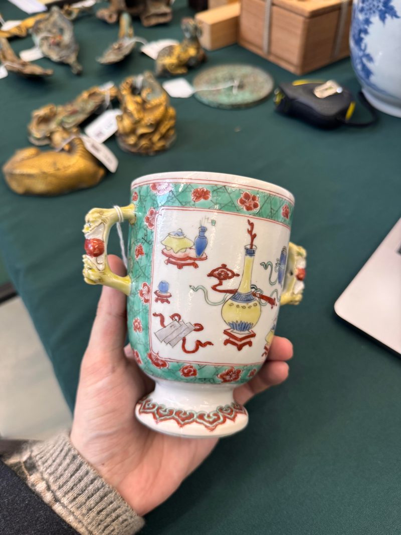 清康熙 五彩博古圖蓋罐 | A Chinese famille-verte twin-handled 'hundred antiques' pot and cover, Qing Dynasty, Kangxi period - 图23